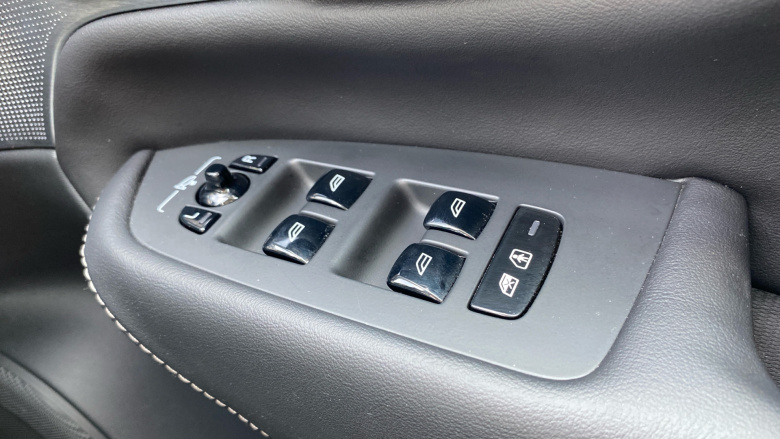 Volvo XC90 2.0 B5P Ultimate Dark 5dr AWD Geartronic Petrol Estate